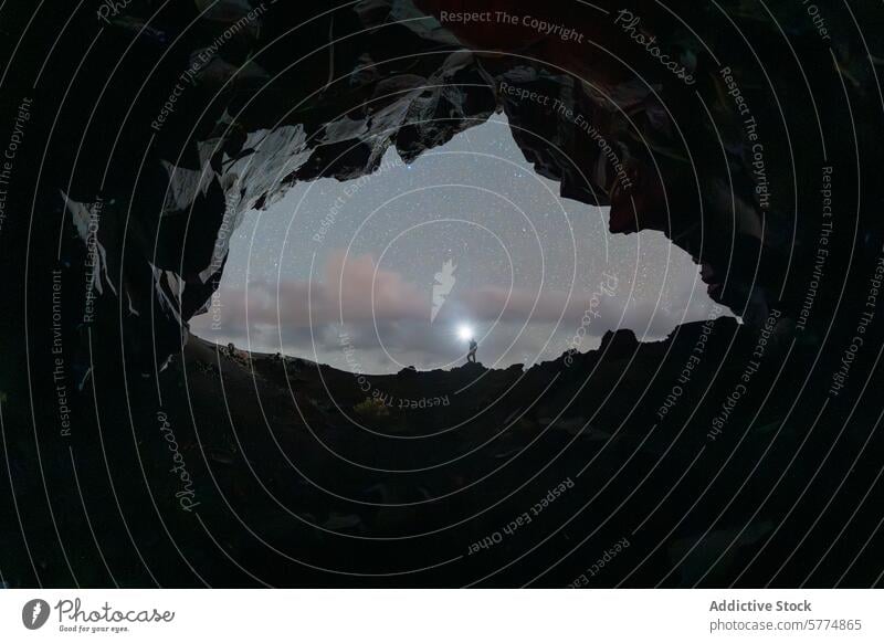 Sternenhimmel von einer Höhle in La Palma aus gesehen sternenklar Nacht Himmel Silhouette Person Spanien Insel Eingang gerahmt Natur Landschaft im Freien