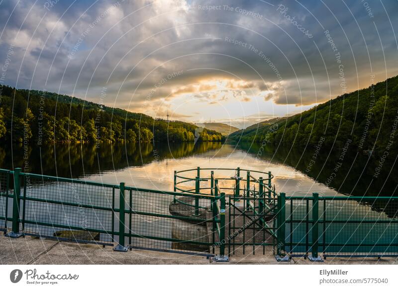 Blick auf die Natur an der Oestertalsperre bei Plettenberg Talsperre Landschaft Stausee Wald Himmel Wolken Idylle Außenaufnahme bewölkt Panorama (Aussicht)