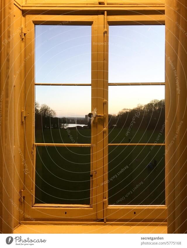 Fernweh quadratisch Ausblick weit Ferne Berge u. Gebirge Erholung Idylle historisch Menschenleer Landschaft Tag Haus Außenaufnahme Farbfoto Architektur dunkel