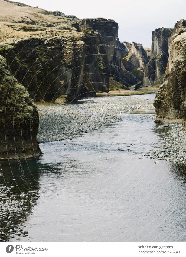 Flusslauf einzigartig fantastisch Gedeckte Farben Stein Rauschen nass natürlich kalt Kraft Nebel Stimmung Dunst Klima außergewöhnlich Naturgewalt Umwelt wild