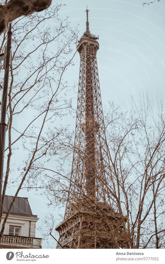 Paris, Frankreich, Eiffelturm im Vorfrühling Straße Französisch reisen Stadtbild urban trist Tourismus Großstadt Wahrzeichen Europa Gebäude berühmt historisch