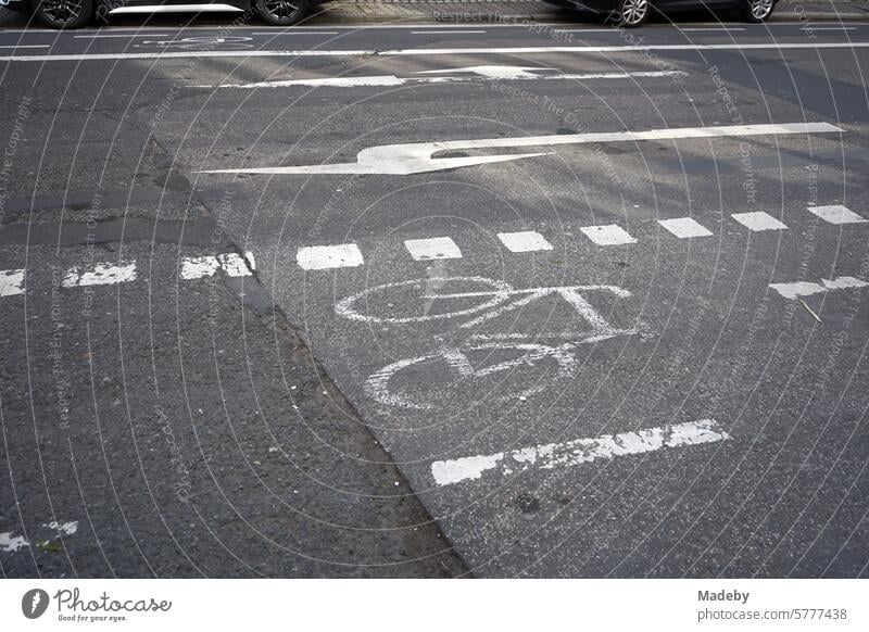 Radweg und Fahrspuren mit abgenutzten Fahrbahnmarkierungen am Ende des Sandweg in Bornheim und im Ostend von Frankfurt am Main in Hessen bornheim ostend Retro