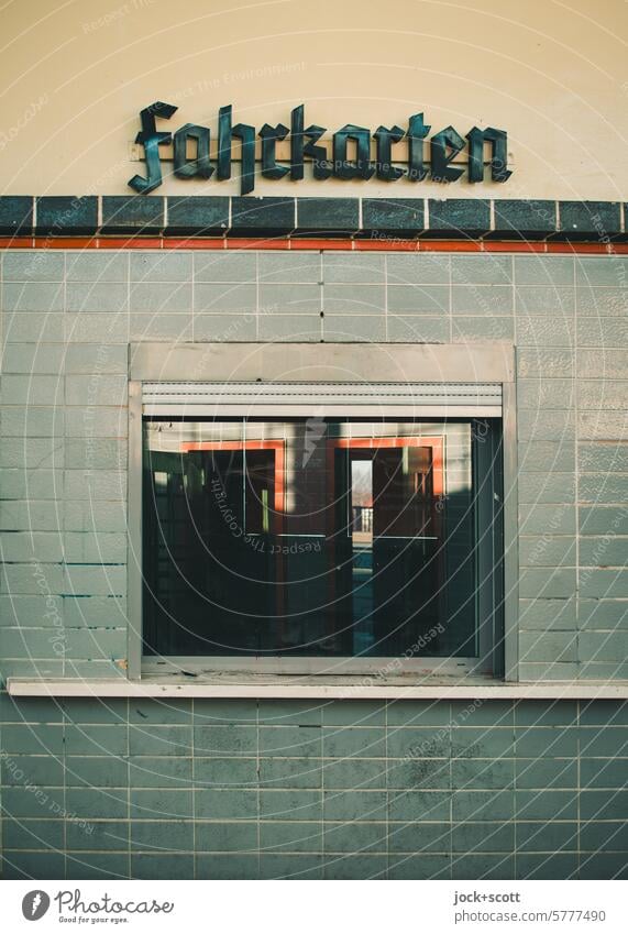 Fahrkartenschalter Schalter Fenster Wand Fliesen u. Kacheln historisch Nostalgie S-Bahnhof Prenzlauer Berg Berlin Typographie altdeutsche Schrift Schriftzeichen