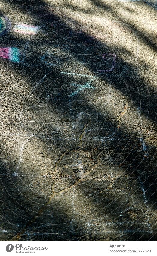 Kinder-Hüpfspiel "Himmel und Hölle", Kreidezeichnungen auf Asphalt im Licht- und Schattenmuster Kinderspiel Licht und Schatten Hickeln Hüpfekästchen Hopse