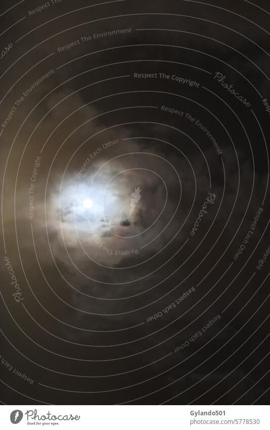 Vollmond hinter einem Wolkentunnel Mond Mondschein Nacht Nachthimmel dunkel Himmel Licht Stimmung leuchten geheimnisvoll Natur Außenaufnahme