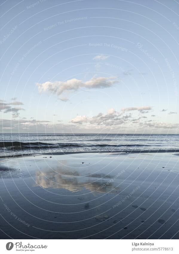 Blaue Meereslandschaft mit Spiegelung Reflexion & Spiegelung Wasser Spiegelung im Wasser Windstille Wasseroberfläche Wasserspiegelung friedlich Menschenleer