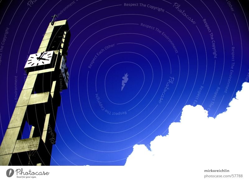 Kirche oder Architektur-Katastrophe? Wolken Uhr Kirchturm weiß groß Religion & Glaube Himmel Turm hoch blau