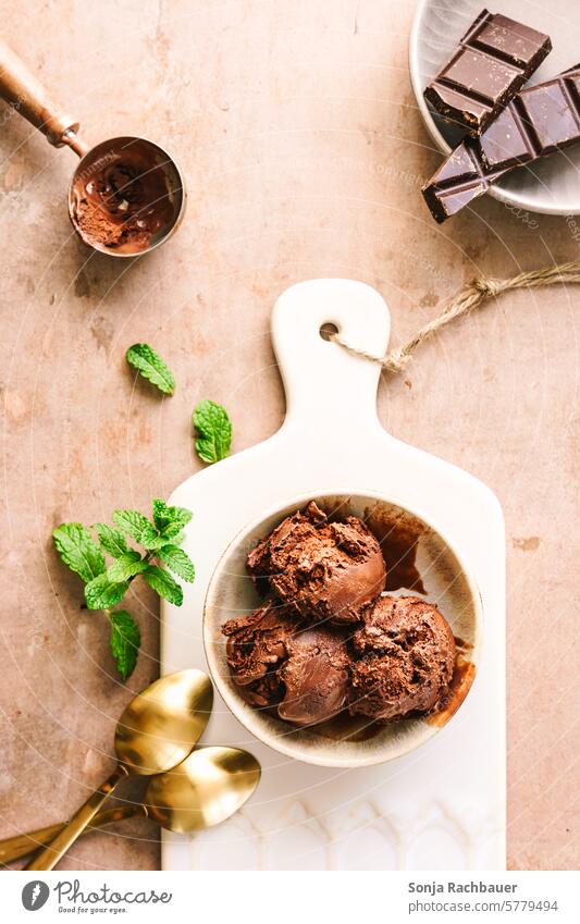 Schokoladeeis in winer Schüssel. Draufsicht. Speiseeis Dessert Sommer gefroren Eis lecker Sahne Lebensmittel süß kalt Geschmack Erfrischung Eiscreme cremig