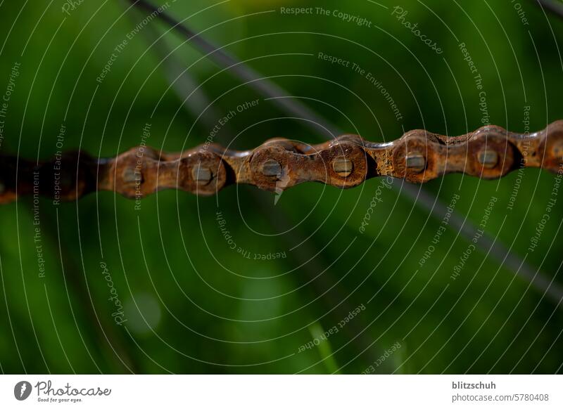 Rostige Fahrradkette rost alt Metall Kettenglied Detailaufnahme Verbindung Verbundenheit stark velo Bauteil Antrieb Kraft Makro verostet