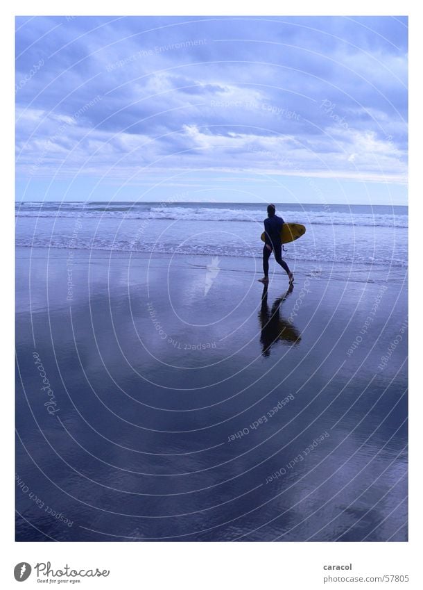 surfer's paradise Surfer Strand Meer Wolken Himmel Surfen Stimmung Spiegel Reflexion & Spiegelung Horizont Sport kalt Ferne Fernweh ruhig Leidenschaft Sturm