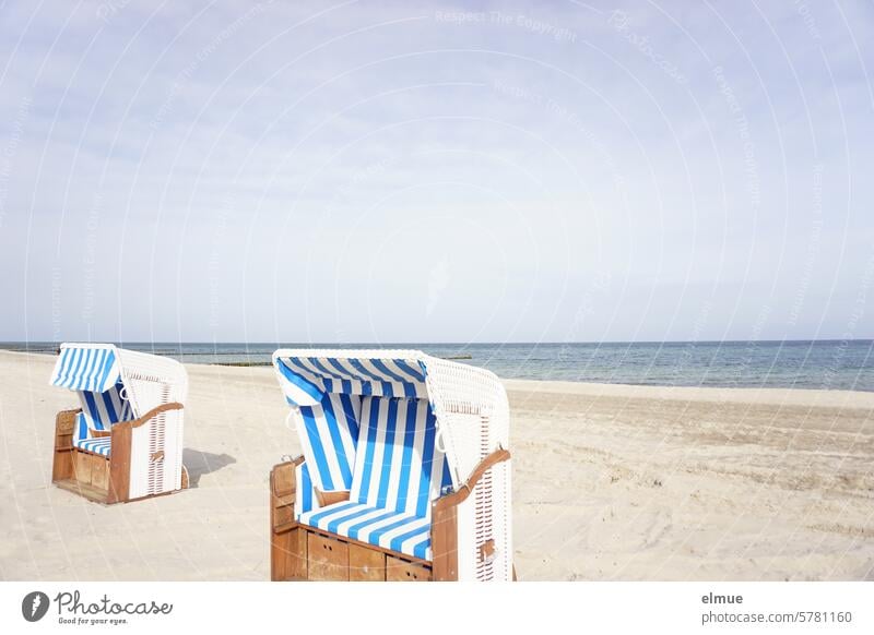 zwei offene Strandkörbe am Ostseestrand Strandkorb Meer blau-weiß gestreift Streifen Ufer Mecklenburg-Vorpommern Sand Sandstrand Blog Ferien & Urlaub & Reisen