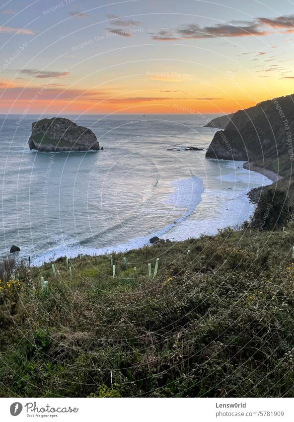 Meeresufer in San Juan de Gaztelugatxe in Spanien bei Sonnenaufgang Atlantik Strand Schönheit der Natur Klippe Cloud Küste Küsten- und ozeanische Landformen