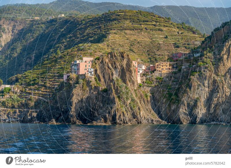 Landschaft um Manarola, eine kleine Stadt in der Küstenregion Cinque Terre in Ligurien, im Nordwesten Italiens Felsküste Uferbereich Nationalpark Cinque Terre