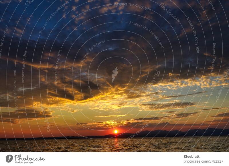 Bemerkenswerter Sonnenuntergang über dem Gardasee Siluette Abend See Wolken blau rot färben Wolken Himmel Hitze orange Abenddämmerung Außenaufnahme Dämmerung