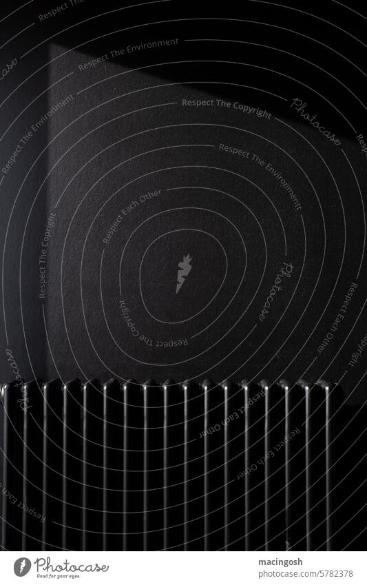 Schwarzer Heizkörper vor schwarzer Wand dunkel finster düster geheimnisvoll unheimlich Nacht Stimmung Schatten Heizung Dunkelheit Kontrast niemand Menschenleer