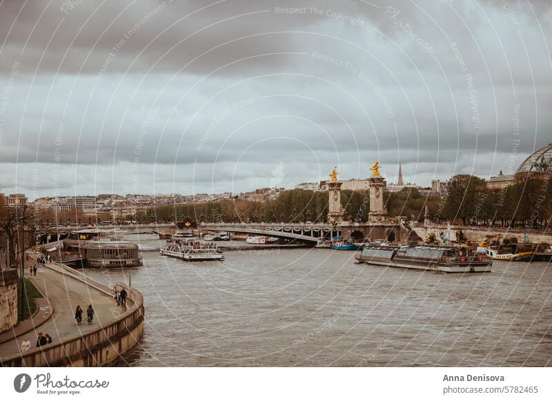 Paris, Frankreich im Vorfrühling Pont Alexandre III Brücke Straße Französisch reisen Stadtbild urban trist Tourismus Großstadt Wahrzeichen Europa Gebäude