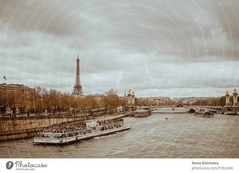 Paris, Frankreich im Vorfrühling Pont Alexandre III Brücke Straße Französisch reisen Stadtbild urban trist Tourismus Großstadt Wahrzeichen Europa Gebäude