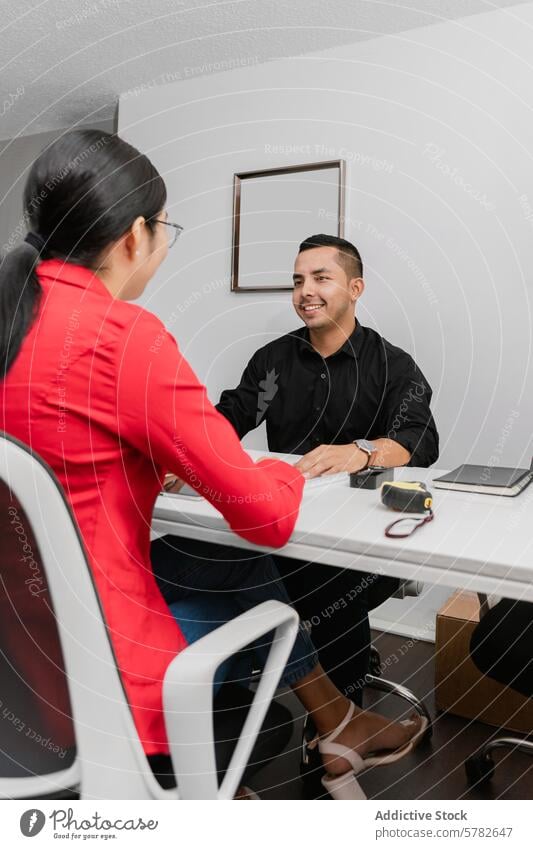 Lateinamerikanische Fachleute bei einem Geschäftstreffen Büro Sitzung professionell Business Besprechung Lateinamerikaner Mann Frau Zusammenarbeit Mitteilung