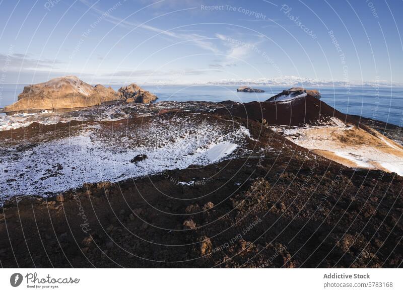 Zerklüftete isländische Küste mit Schnee und klarem Himmel Island Küstenlinie robust übersichtlich blau majestätisch Ansicht Landschaft Natur vulkanisch Gelände