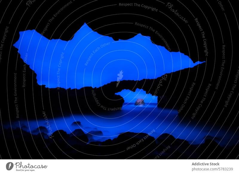 Rätselhafte blaue Meereshöhle in der Dämmerung Seehöhle glühen Felsen Illumination verführerisch Ansicht auffallend bezaubernd Natur Schönheit Gelassenheit