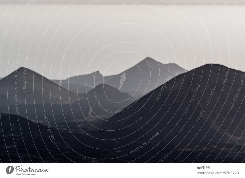 dunstig gestaffelte Vulkanlandschaft auf Lanzarote Vulkaninsel vulkanisch Landschaft Vulkanologie vulkangestein Berge u. Gebirge Vulkankrater Vulkanismus Natur