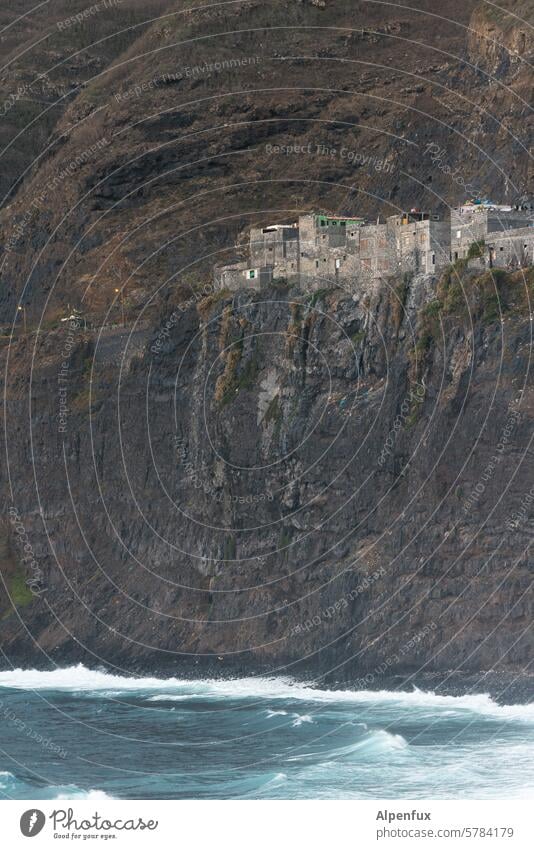 Häuser an Steilküste am Atlantik steilhang Felsen Küste Steilhang Außenaufnahme Wasser Meer gefährlich wohnen Ferien & Urlaub & Reisen Natur Landschaft