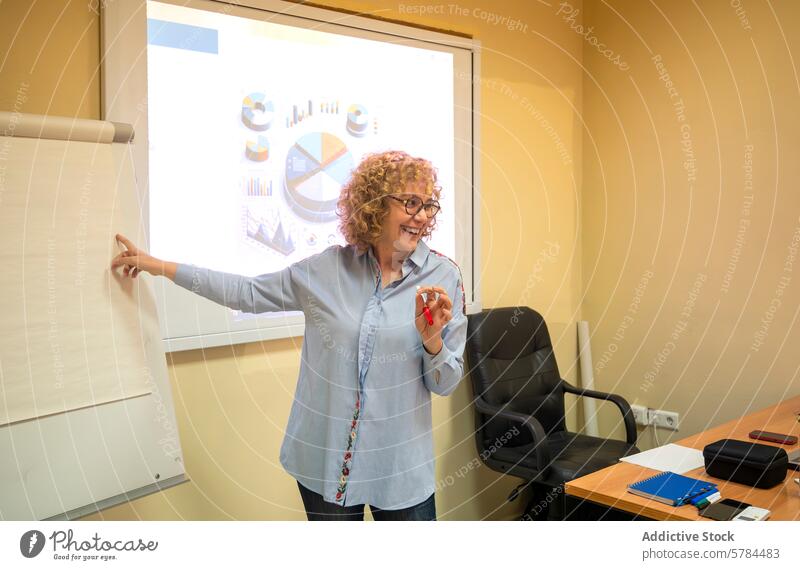 Ältere Frau leitet ein Wirtschaftsseminar Senior Lehrer Seminar Business Bildung Projektor Klassenraum Präsentation Tabelle Lernen Brille Lächeln professionell