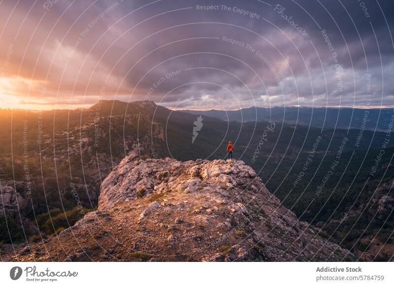 Kontemplation bei Sonnenuntergang über der malerischen Landschaft des Rio Mundo Wanderer Berge u. Gebirge kastilien-la mancha dramatische Wolken weiches Licht