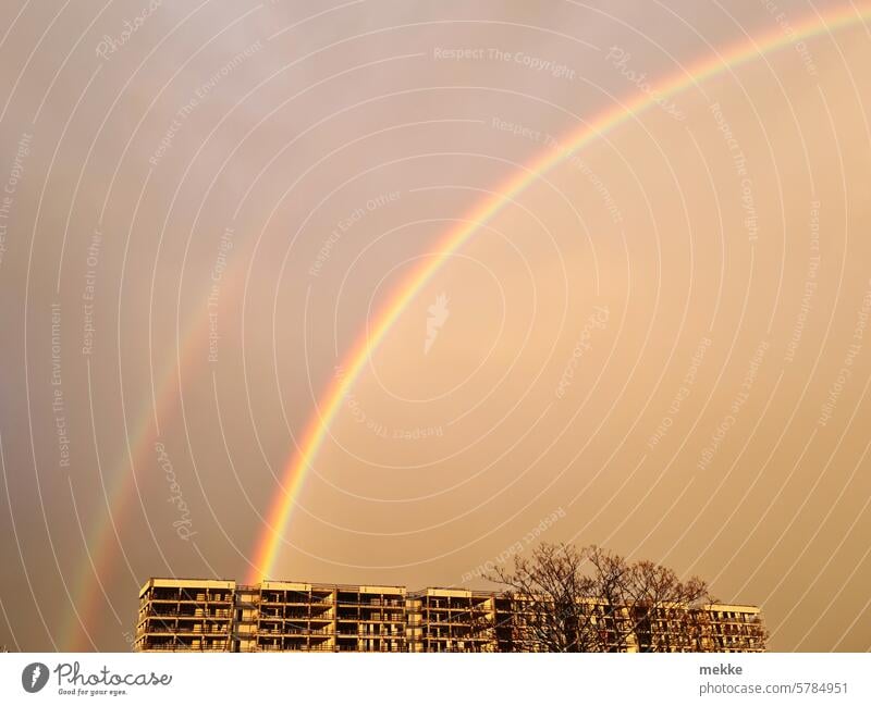 Alles wird gut | Nach Regen folgt Regenbogen doppelt Nebenbogen Stadt Innenstadt Himmel Gebäude Skyline Architektur Sonnenlicht Gewitterwolken Schauer