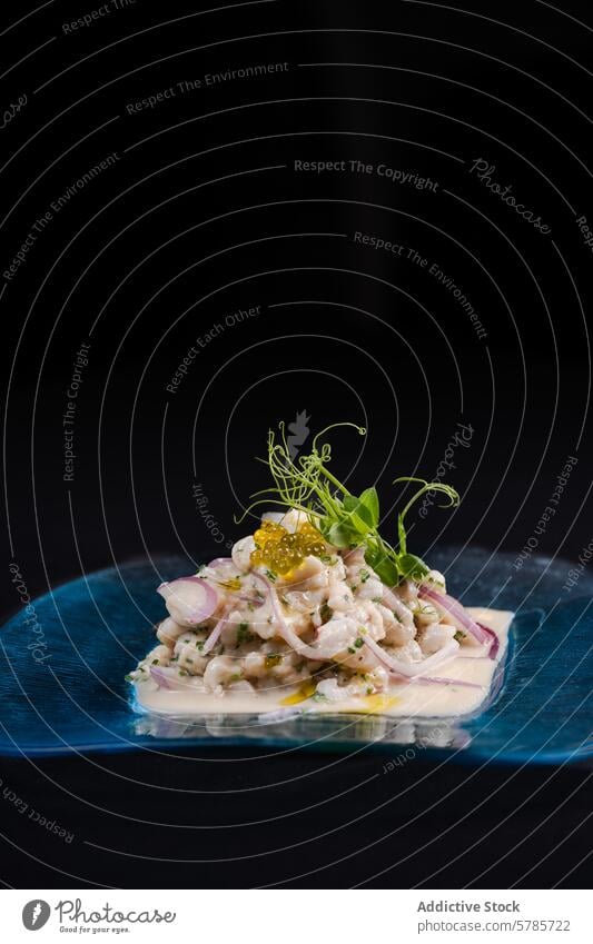 Exquisite Krabben-Ceviche auf blauem Teller vor dunklem Hintergrund Granele Fischrogen Sprossen rote Zwiebel blaues Schild Vor dunklem Hintergrund Meeresfrüchte