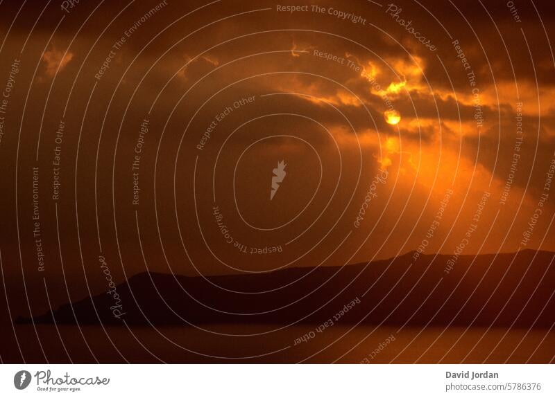 Roter Himmel mit Wolken über dem Meer Sonnenuntergang rot Santorini Griechenland dunkle Wolken bedrohlicher Himmel Mittelmeer