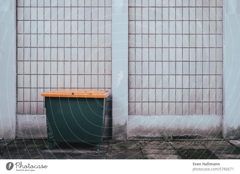 Streusalztonne vor trister Mauer Sauberkeit Umwelt Gebäude Menschenleer Stadtleben Minimalismus in die Tonne sauber halten Design öffentlich Winter Streusand