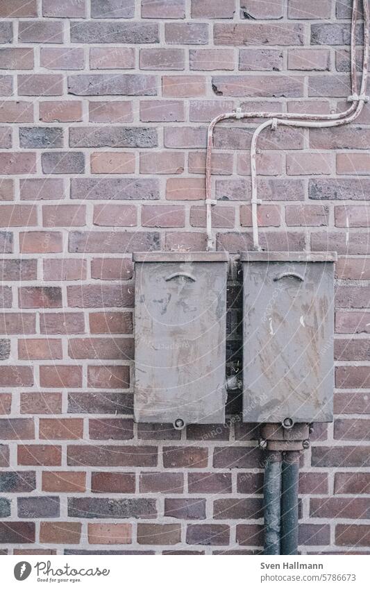 zwei Sicherungskästen an Außenwand Sicherungskasten Farbfoto Elektrizität Technik & Technologie Kabel Energiewirtschaft Verteiler Menschenleer grau Wand Mauer