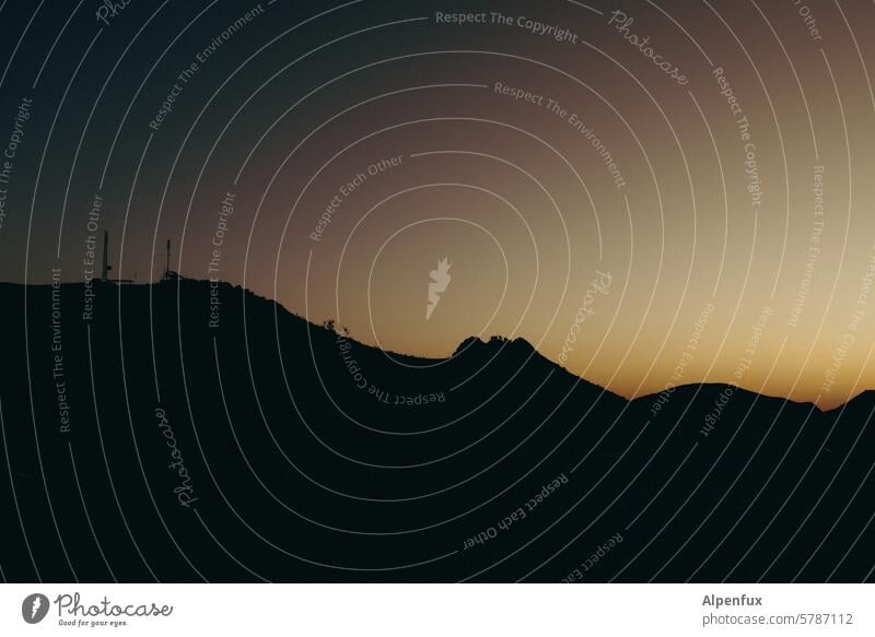 sprichwörtlich | Morgenstund hat Gold im Mund Morgenstunde gold Morgenstimmung Sonnenaufgang Morgendämmerung Natur Sendemast Stimmung Landschaft morgens ruhig