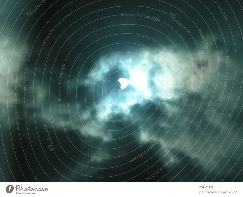 Sonnenfinsternis partiell dunkel Licht Wolken Nacht Sturm Götter Sonnengott Astronomie Kernschatten Halbschatten Silhouette Apokalypse Gegenlicht grau Unwetter