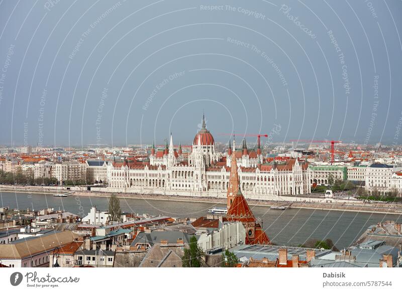 Stadtbild von Budapest entlang der Donau Donau Fluss Ungarn Brücke Architektur Großstadt Parlament Skyline historisches Gebäude Schädling gotisch Flussufer