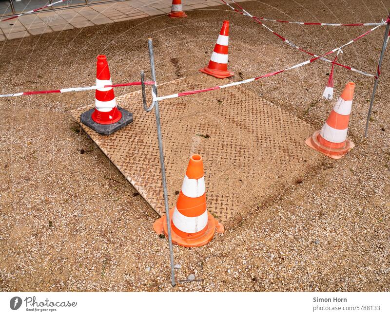 Über die Maßen markierte Gefahrenstelle einer Baustelle Pylonen Markierung Flatterband gut gesichert Hinweis Sicherheit Schilder & Markierungen Achtung Vorsicht