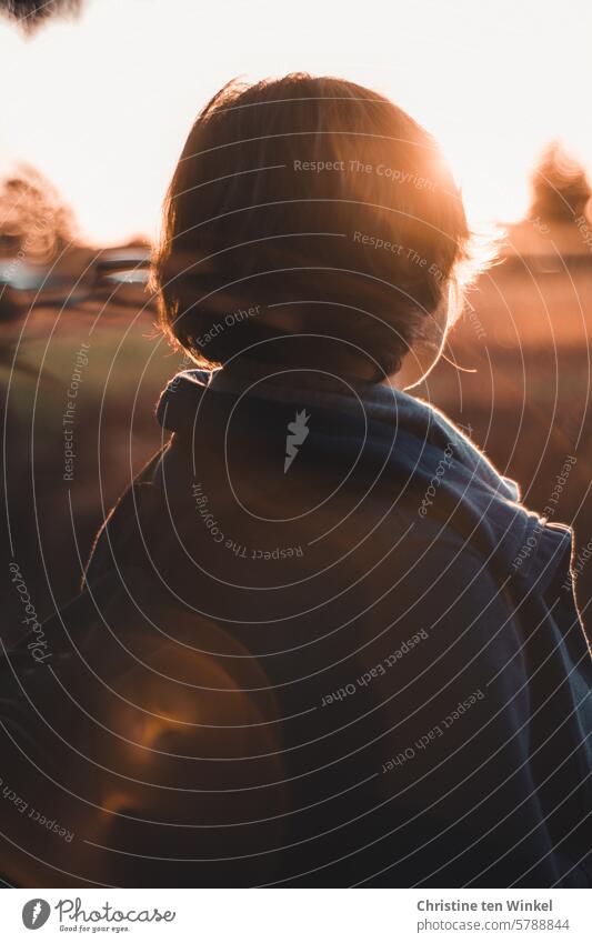 Die Silhouette einer Frau im Gegenlicht des Sonnenuntergangs Abend Sommer Herbst Linsenreflexion lenseflare Sonnenaufgang Haare Stimmung Kontrast Sonnenlicht