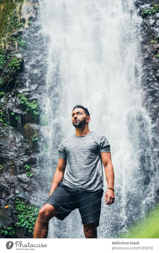 Mann steht vor einem Wasserfall in Costa Rica Natur reisen beschaulich üppig (Wuchs) Landschaft majestätisch Stehen im Freien Abenteuer tropisch Gelassenheit