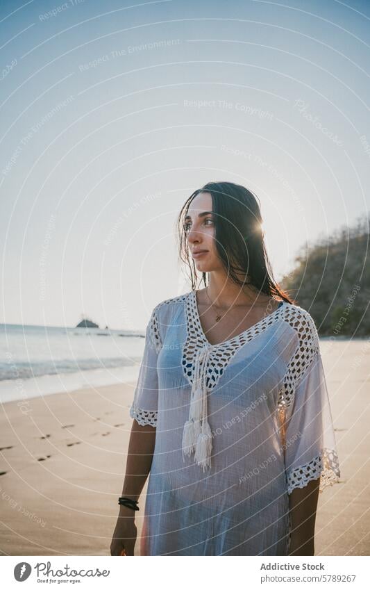 Gelassene Frau genießt den Sonnenuntergang am Strand von Costa Rica Gelassenheit ruhig Uferlinie jung Starrer Blick Entfernung weißes Kleid unverdorben Ruhe