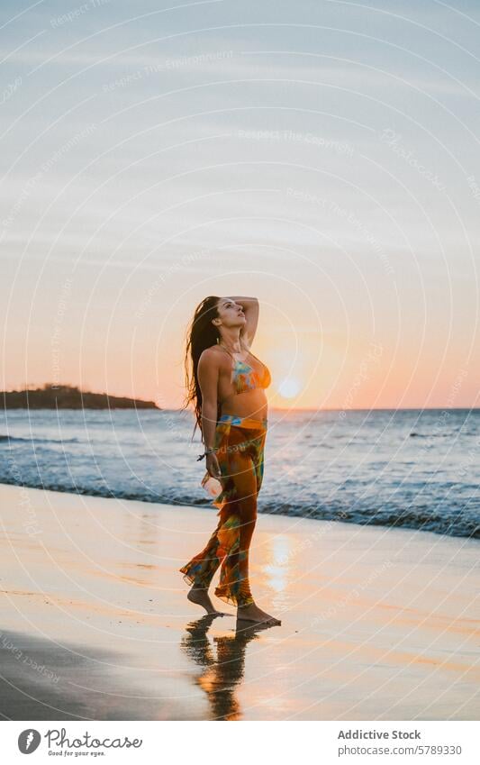 Gelassener Strandspaziergang bei Sonnenuntergang in Costa Rica Frau schlendern Gelassenheit Spaziergang Küstenlinie Sand winken warm glühen ruhig Natur