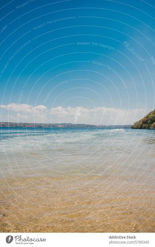 Gelassene Strandlandschaft in Costa Rica Himmel blau übersichtlich Wasser ruhig friedlich Natur Landschaft tropisch reisen Ausflugsziel Tourismus Gelassenheit