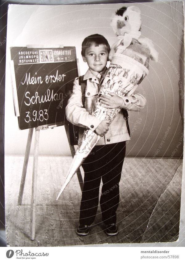 meine Einschulung Schulkind Jahr Raum Lehrer schwarz weiß Jacke lang erste stehen Hand Stofftiere Spielzeug Uhr Schule Junge Schilder & Markierungen