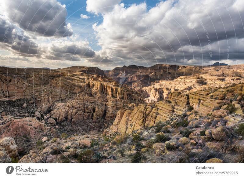 Steinige Landschaft Klima Freiheit Schlucht Wolken Steine wandern Felsen Berge Büsche Tageslicht Natur Umwelt Himmel Ferien & Urlaub & Reisen Tourismus Horizont