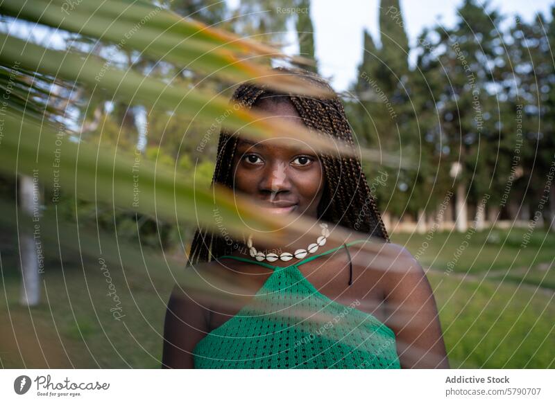 Afroamerikanische Frau mit heiterem Blick im Freien Afroamerikaner schwarz Starrer Blick natürlich Schönheit friedlich Gelassenheit jung ethnisch Porträt Natur