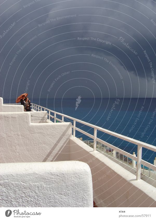 Das Gewitter naht ... Wolken Sturm Ferien & Urlaub & Reisen dunkel Balkon Meer Mallorca Spanien Sonne Kontrast Himmel Regenschirm Geländer