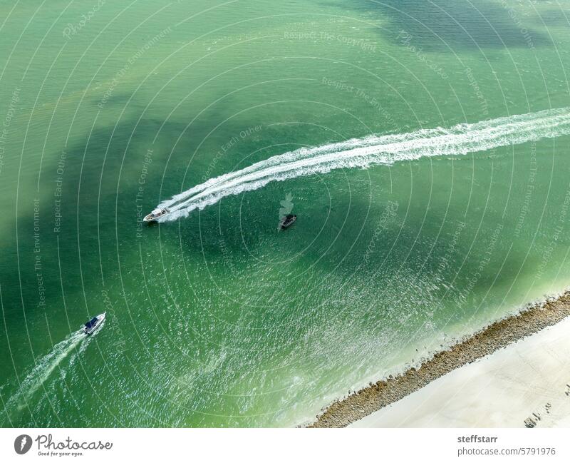 Blick von oben auf Boote, die sich durch das Wasser im Golf von Mexiko bewegen Segeln Wassersport Meer Küste Küstenstreifen Florida Golf von Mexico Boot fahren