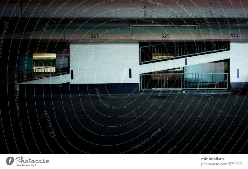 Parkplatzsuche Stadt Parkhaus Bauwerk Gebäude Architektur Mauer Wand Stein Beton Metall bedrohlich dunkel eckig schwarz weiß minimalistisch Ziffern & Zahlen