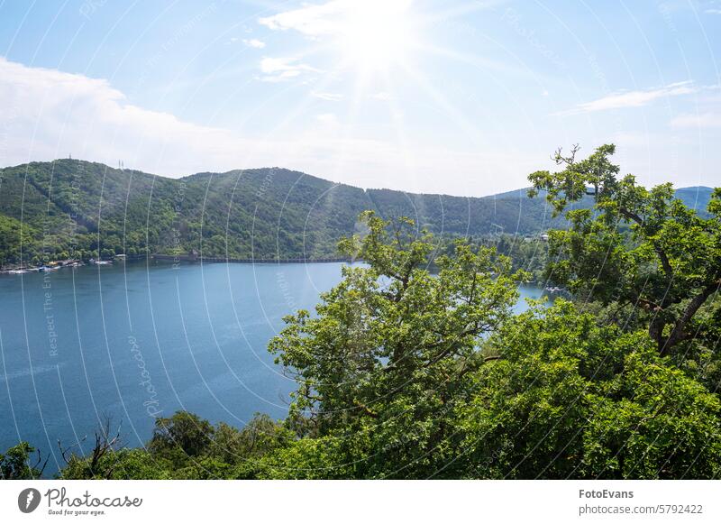 Blick auf die Staumauer vom Edersee aus Natur Wasser Deutschland Tag See Hintergrund Damm Bäume edersee Baum Himmel Wand Europa Ansicht Textfreiraum Sicht