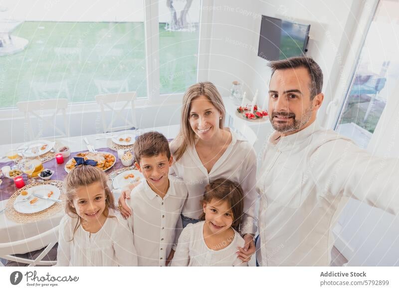 Familie macht Selfie beim Weihnachtsessen Weihnachten Mahlzeit heimwärts festlich Abendessen Tisch Feier Feiertag Zusammensein Fröhlichkeit Freude